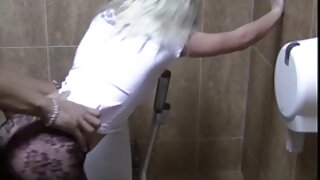 भडक हलक्या केसांची युरो टीन मेगी तिची मांसल योनी बाथटबमध्ये आणि लघवीमध्ये हलवते. एक गुळगुळीत माणूस तिच्या चेहऱ्यावर लघवी करतो आणि तिचे तोंड उबदार लघवीने भरतो.
