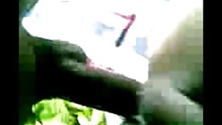 बिघडलेली आजी रडका तिच्या ताणलेल्या योनीला डिल्डोने आदळते