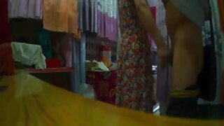 तापलेला माणूस कुत्र्याच्या पोझमध्ये लहान गोरा केस असलेल्या मुलीच्या किटीला मारतो
