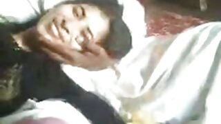 डोक्यापासून पायापर्यंत सुंदर वेश्या तारा कठोर लिंगावर जंगली जाते