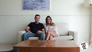 Masseur मादक किशोरवयीन Ariadna शरीर स्ट्रोक आणि तिच्या मोहक काप fucks