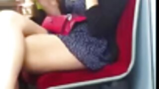 मोठमोठे स्तन असलेली चपळ काळ्या केसांची बेबी तिच्या मैत्रिणीसोबत डॉगी पोजमध्ये वाफेवर सेक्स करत होती