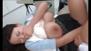 सार्वजनिक इमारतीच्या पायऱ्यांवर लज्जतदार कोंबडा चोखणारी आकर्षक जपानी मुलगी
