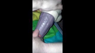 टॅटू केलेले हात आणि मोठे स्तन असलेली विचित्र कुत्री तिच्या भुकेल्या सहकाऱ्याला बाष्पयुक्त खोल घसा देण्यासाठी गुडघ्यावर उभे आहे. बर्निंग एंजेल सेक्स क्लिपमध्ये ती घाणेरडी पोर्नो पहा!