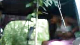 हॉर्न-मॅड बस्टी क्रोन कामोत्तेजनासाठी सोफ्यावर उत्कटतेने डिक चालवतो