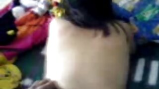 मोहक सोनेरी जेसिका स्वीट बोटांनी तिच्या गोड योनीला चोदते