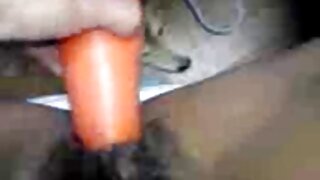 सेक्स टॉय तिच्या गुदद्वाराच्या छिद्रात कसे घुसते हे लस्टी कोवळ्या कोंबड्याला अनुभवायला आवडते