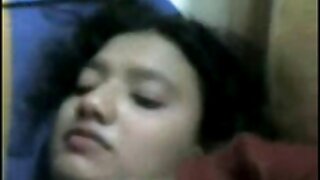 डर्टी ब्लॉन्ड हसी ताठ मोठ्या आकाराच्या काळ्या कोंबड्याला डोके देते